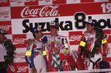 画像: 約46秒差で2位に入った伊藤真一/辻本聡組を、表彰台でたたえるA.スライト。 ©︎鈴鹿サーキット/モビリティランド