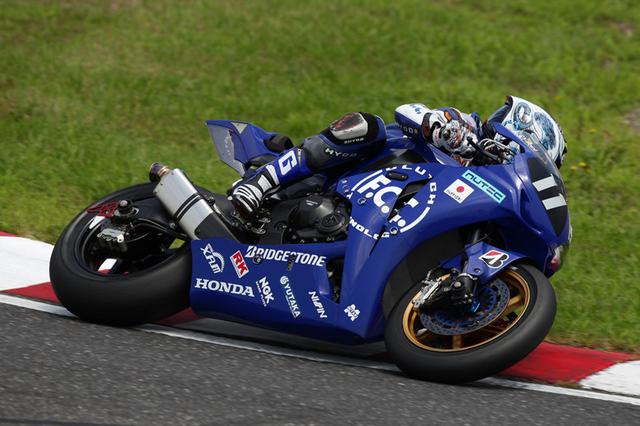 画像: 2011年、スタートライダーをつとめた清成は予選4番手から追い上げトップに浮上するものの、17周目に痛恨の転倒! しかし、清成と秋吉耕佑の猛チャージによりピットでの修復作業でロスした時間をリカバー。首位を奪い返し、見事優勝しました! www.suzukacircuit.jp