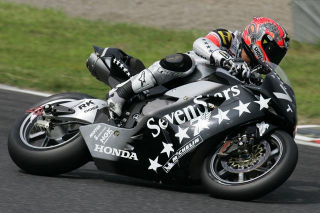 画像: 2005年大会で、ホンダCBR1000RRWを駆る清成。スタートライダーをつとめた清成は好スタートでトップに浮上すると、ぐんぐん後続を引き離す好走ぶり。宇川徹も万全の走りで、2位に4周もの大差をつける完勝でした。 www.suzukacircuit.jp