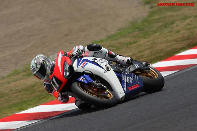 画像: 2008年、ホンダCBR1000RRWを駆る清成。終盤、フロントブレーキのトラブルに見舞われますが、エンジンブレーキとリアブレーキを巧みに使いこれに堪え、見事優勝します。 www.honda.co.jp