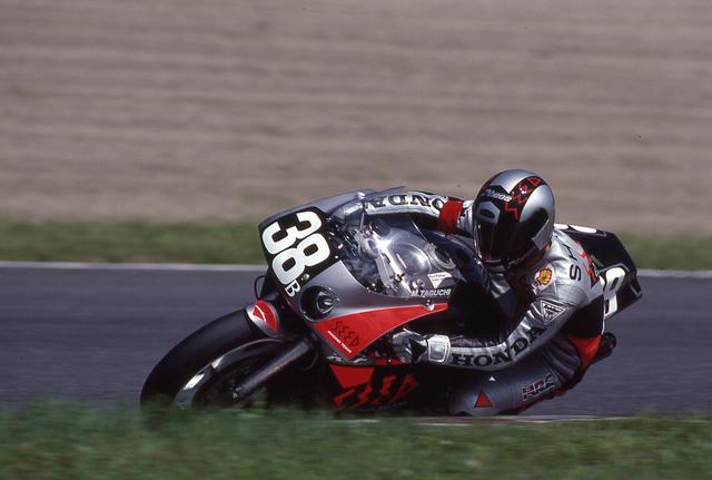 画像: 伊藤の鈴鹿8耐初出場は1988年。SEEDレーシングチーム・ホンダのRVF750を駆り、7位のリザルトを残しました(ペアライダーは田口益充)。 ©︎鈴鹿サーキット/モビリティランド