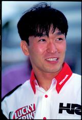 画像: 1998年、伊藤真一とラッキーストライクホンダのRVF/RC45に乗った宇川は、序盤からレース展開をリード。ライバルたちのアタックを退け、見事2年連続同一ペア優勝を記録しました。 ©︎オートバイ/モーターマガジン社