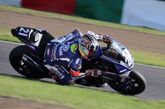 画像: 昨年度大会のナカスガサーン・・・もとい、中須賀選手の走り! ヤマハYZF-R1の3連覇を成し遂げるか・・・来週末が楽しみです! ©︎鈴鹿サーキット/モビリティランド