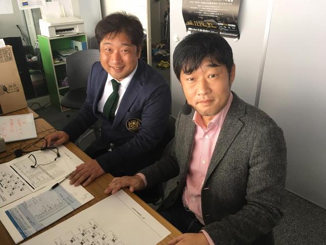 画像: 昨年11月、鈴鹿サーキットで開催された「RICHARD MILLE SUZUKA Sound of ENGINE 2016」のヒトコマ。イベント実況を行うアナウンス室にて。奥がアナウンサーの辻野ヒロシさん。手前が2輪部門の解説役の私(宮﨑)です。 ©︎増野知英さん@ウィック・ビジュアル・ビューロウ