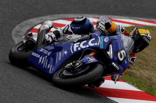 画像: F.C.C. TSR ホンダの助っ人ライダーとして活躍したランディ・ドゥ・プニエ。SBK(世界スーパバイク選手権)ライダーのステファン・ブラドルの代役に起用されたジョシュ・フックは結局リザーブ扱いで、ドゥ・プニエとドミニク・エガーターの2名がファクトリー仕様のCBR1000RR SP2を駆りました。 pbs.twimg.com