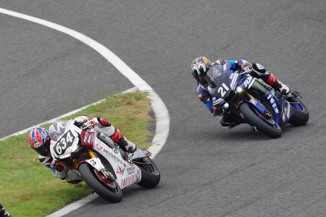 画像: 逃げる高橋(ホンダ)と追う中須賀(ヤマハ)。この2チームの優勝争いを予想させる序盤の展開でした・・・。 twitter.com