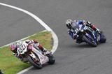 画像: 逃げる高橋(ホンダ)と追う中須賀(ヤマハ)。この2チームの優勝争いを予想させる序盤の展開でした・・・。 twitter.com