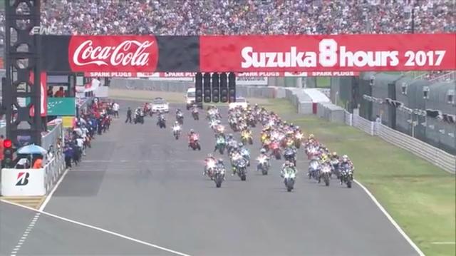 画像: 2017年7月30日の決勝の朝、鈴鹿は雨模様でしたがスタートの11:30には無事ドライで行うことができました! ホールショットはカワサキのレオン・ハスラムがゲット! www.youtube.com