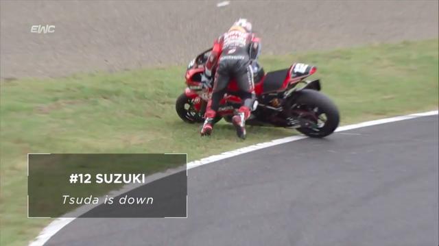 画像: そしてナント! 予選2位のヨシムラのエース、津田拓也は2周目で転倒・・・。早くも優勝戦線から離脱してしまいました。 www.youtube.com
