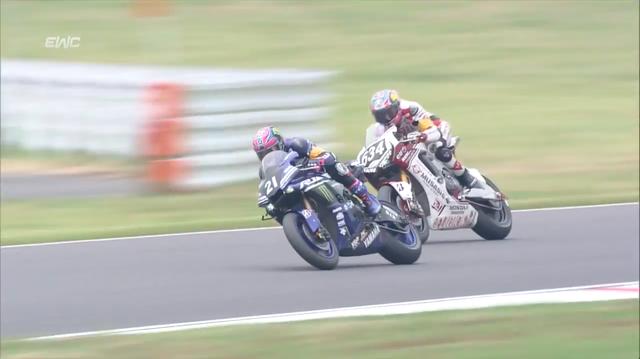 画像: ムサシ RT ハルク-プロ ホンダのCBR1000RR SP2に乗る高橋巧(634番)を、ヤマハ・ファクトリー・レーシング・チームのYZF-R1に乗る中須賀克行(21番)がパス! その後、西コースで路面の濡れが確認できるくらいの雨が降り、波乱の展開が訪れるか・・・と観る者をドキドキさせました。 www.youtube.com