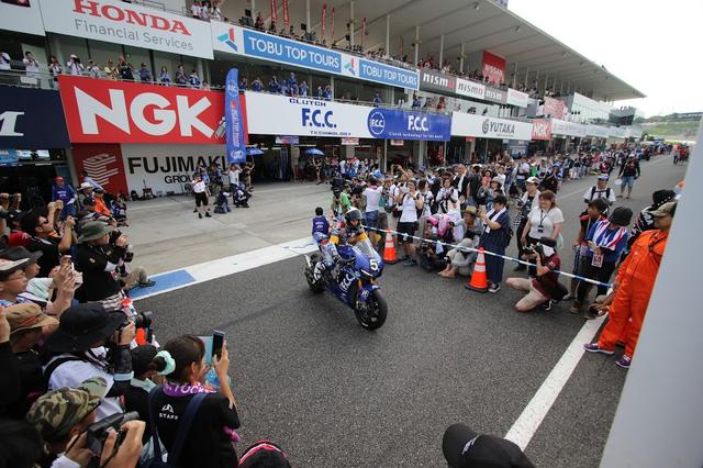 画像: トップ10トライアルでコースインするF.C.C. TSR HONDAのCBR1000RR。ひとりのライダーの走りに、会場の全視線が集中するわけですから、ライダーにとってはこの上ない喜びでしょう(プレッシャーもハンパないでしょうが・・・) ©︎モビリティランド/鈴鹿サーキット