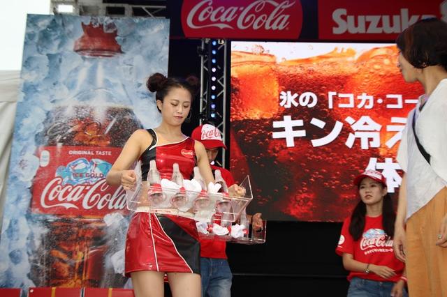 画像: グランドスタンド裏のGPスクエアなどでのスペースでは様々なイベントブースが展開されますが、もちろんコカ・コーラのブースもあります! ©︎モビリティランド/鈴鹿サーキット