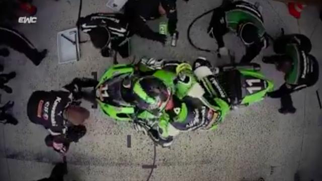 画像: ピットクルーたちの闘いぶりも、耐久レースの見どころですね! www.facebook.com