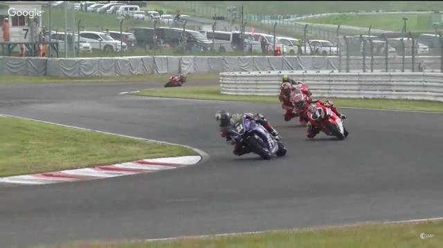 画像: 序盤は中須賀(ヤマハ)、高橋巧(ホンダ)、渡辺一樹(スズキ)、秋吉耕佑(ホンダ)が先頭集団を形成します。 www.youtube.com