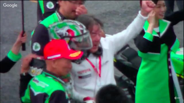 画像: 今回のオートポリスは2&4方式のイベントだったので、会場に居合わせた日本一速い男、でおなじみの星野一義もカワサキの勝利を祝福しました・・・。なんで星野氏が? と思われる若いファンも多いかもしれませんが、氏は2輪時代カワサキのモトクロス契約ライダーとして活躍したキャリアを持つ、カワサキOBのひとりなのです! www.youtube.com