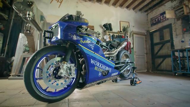画像: 一見して、このドラッグマシンのベースがヤマハXSR700とわかる人は少ないでしょうね・・・。 www.youtube.com