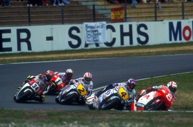 画像: 1993年ドイツGP500ccクラス。ゼッケン4のオージーライダー、ダリル・ビーティー(ホンダ)が初優勝を記録したレースとなりました。 twitter.com