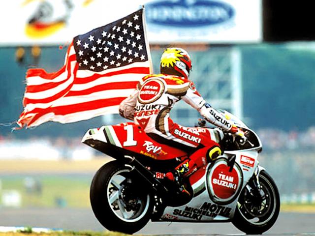 画像: 1994年世界ロードレースGP(現MotoGP)英国GP(ドニントン・パーク)で優勝したケビン・シュワンツ(スズキ)。この勝利は彼にとって最後のGP優勝となりましたが、シュワンツはこのとき装着していたミシュラン16.5インチで最初にGPで勝利したライダーとしても歴史にその名を残すことになります。 www.motogp.com