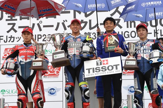 画像: レース2の表彰式。左から2位の高橋巧(ホンダ)、優勝の中須賀克行(ヤマハ)と監督の吉川和多留。そして3位の野左根航汰(ヤマハ)。 www.superbike.jp