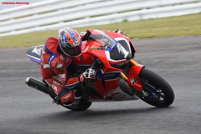画像: 先日のスポーツランドSUGOでの全日本JSB1000・レース2では、ランキング首位の中須賀克行のヤマハYZF-R1と好勝負を演じた、HRCのエースである高橋巧。このレースでは今シーズン初めてコースレコードを更新。ホンダのワークスマシンであるCBR1000RRWの戦闘力も、かなり向上しているみたいです! www.honda.co.jp