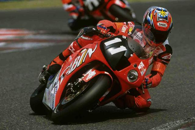 画像: 決勝を走ったライダーでは、11番をつけたホンダ車で初めて日本人鈴鹿8耐ウィナーとなった加藤大治郎(2002年)。 www.suzukacircuit.jp