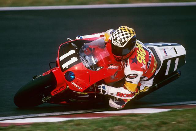 画像: 1994年(写真)と1995年、RVF/RC45で連覇したA.スライト。カワサキ時代の1993年の勝利(パートナーはスコット・ラッセル)を加えると、個人8耐3連覇という偉業でした! www.suzukacircuit.jp