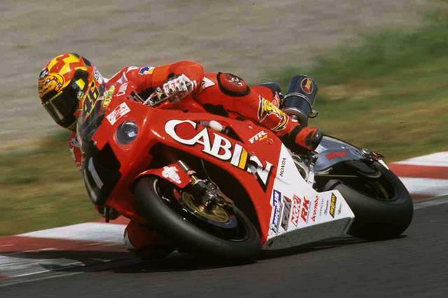 画像: 世界ロードレースGPでは、125、250、500ccのタイトルをそれぞれフル参戦2年目で獲得してきたV.ロッシ。鈴鹿8耐も、参戦2年目で制覇を果たしています(2001年、ホンダVTR1000SPW)。 www.suzukacircuit.jp