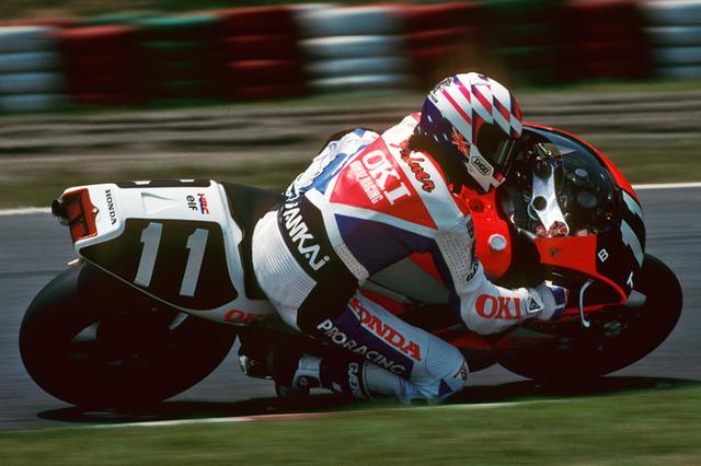 画像: 鈴鹿8耐4勝の記録を持つガードナーですが、11番をつけての勝利は1991年と、この写真の1992年の2回でした。 www.suzukacircuit.jp