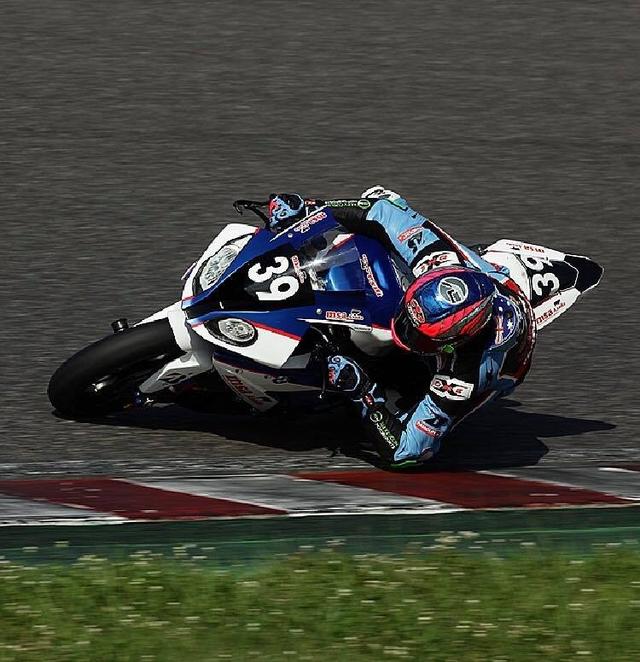 画像: 鈴鹿でBMW S1000RRをテストするアレックス・カドリン。レース仕様のS1000RRに乗るのはこの鈴鹿8耐が初めてとなりますが、彼のFacebookのコメントによるとなかなかの好感触だったみたいです。 www.facebook.com