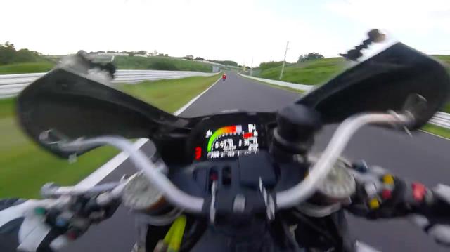 画像: グングンと迫る先行車を追いかけるシーンは迫力満点です! www.youtube.com