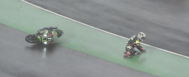 画像: 驚異的な速さと、抜群の安定感で鈴鹿サーキットに集った人々を魅了していたJ.レイ(カワサキ)ですが、なんとセーフティーカー介入時のスロー走行中に転倒・・・。低速走行で冷えたスリックタイヤが、レイの予想よりもはるかにグリップ低下を引き起こしていたのでしょうか・・・。 www.fimewc.jp