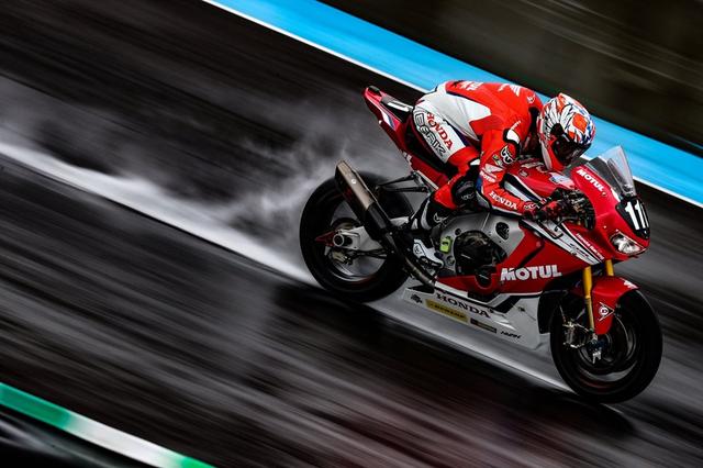 画像: 111番のホンダCBR1000RR SP2を駆るセバスチャン・ギムバートとヨニー・ヘルナンデスは、ともに2分18秒を切るタイムを記録。チームの3人のライダーのベストラップの平均で、スロバキアリンク8時間の暫定ポールを獲得しました。 www.facebook.com