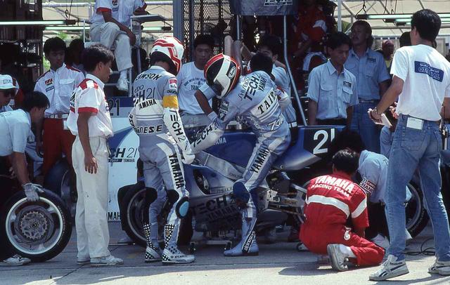 画像: 1990年は平忠彦/E.ローソン組で挑戦! 当時平は「今までのペアの中で最も相性の良いライダー。ローソンのおかげです」と、自らの鈴鹿8耐初制覇を助けたローソンに感謝を述べていました。オートバイ/モーターマガジン社