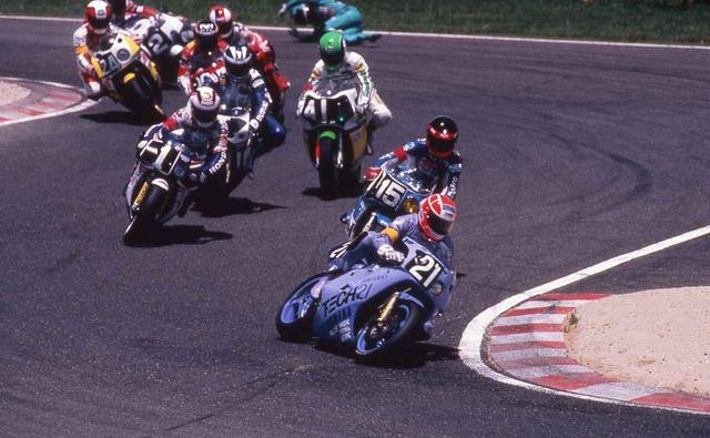 画像: 1987年は、鈴鹿8耐直前にパートナーの平忠彦が負傷したため、急遽世界ロードレースGP250ccクラスを走るマーチン・ウィマーがケビン・マギー(写真)と組むことに! 本命のワイン・ガードナー/ドミニク・サロン組(ゼッケン1)のサロンが転倒でリタイア。そしてレース終了間際に、首位のヨシムラが転倒してことでトップに浮上。そのままチェッカーを受けて、見事ヤマハの鈴鹿8耐初優勝を達成しました! オートバイ/モーターマガジン社