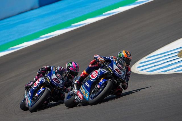 画像: SBKスペインラウンド・レース2で優勝したM.V.D.マーク(ヤマハ)。後ろを走るアレックス・ローズは、鈴鹿8耐でもM.V.D.マークのチームメイトとして走るライダーです。 race.yamaha-motor.co.jp