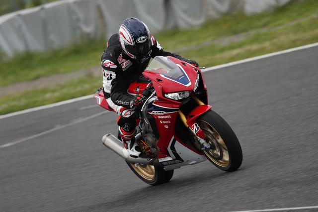 画像: 左手によるボタン操作で変速ができる装置を取り付けたホンダCBR1000RRは、フートレストも特製で自転車ロードレーサーでおなじみのクリートを使い、フートレースから両足が外れるのを防いでいます。 www.suzukacircuit.jp