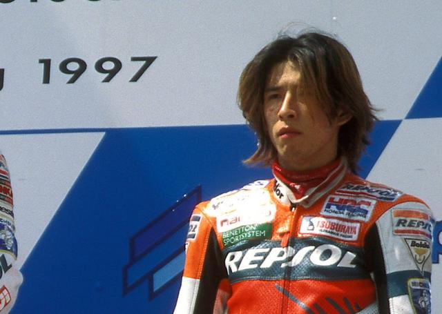 画像: 1997年の世界ロードレースGP、当時の最高峰500ccクラスで2気筒のNSR500Vを駆り、青木拓磨は堂々ランキング5位という好成績を残しました・・・。 www.boxrepsol.com