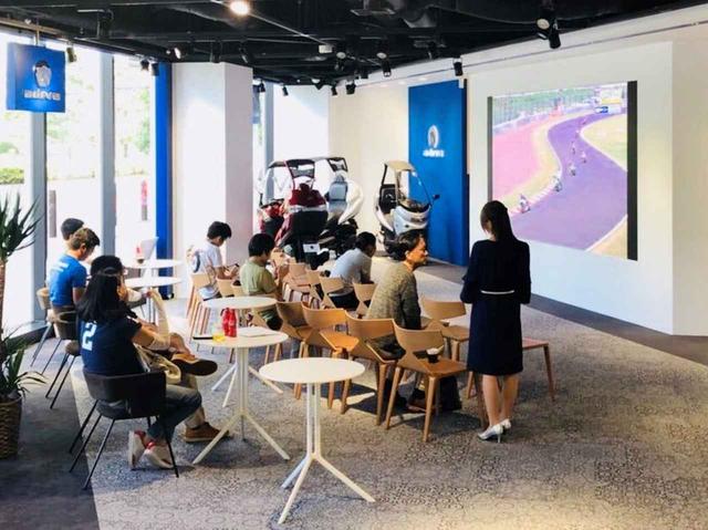 画像: 溜池山王駅などからアクセスできる赤坂ショールーム。ライブを映すスクリーンより、見目麗しいアディバレディばかり見ないように注意が必要ですね(笑)。 adiva-world.jp