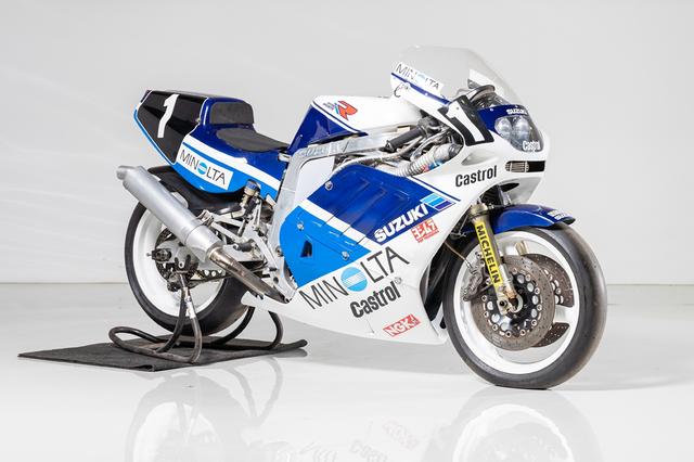 画像: ロットナンバー10:1988 MINOLTA SUZUKI GSX-R750R “TT-F1 Racer” 予想落札価格 ¥3,800,000 - ¥5,000,000 ワークス車のフレームに、非ワークスのTT-F1スペックエンジンを搭載した1台。スズキファンならヨダレが出ちゃうお宝ですね! bhauction.com