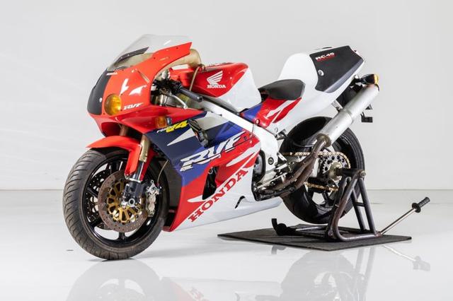 画像: ロットナンバー12:1995 HONDA RVF750R/RC45 予想落札価格 ¥3,000,000 - ¥4,000,000 なんと、1995年の鈴鹿8耐に参戦した車両です! レースで使用した後、公道車として登録してあるので、再登録して公道で走りを楽しむことも可能です! なおエンジンはHRC製NL5コンプリートエンジンとのことです。 bhauction.com