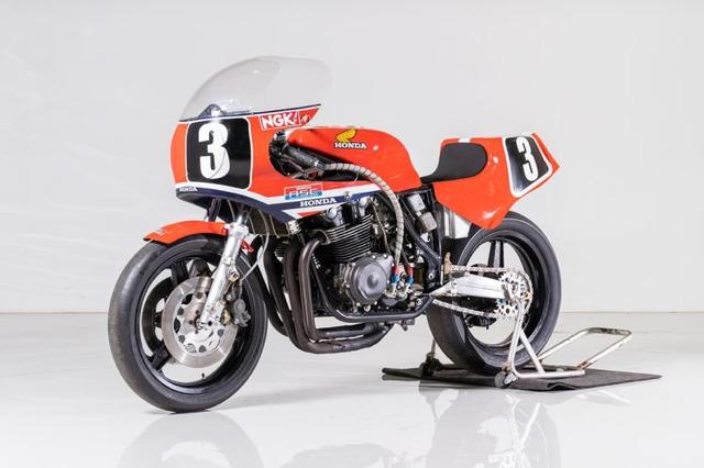画像: ロットナンバー15:1982 HONDA RS1000 Racer 予想落札価格 ¥8,000,000 - ¥10,000,000 世界耐久選手権、マン島TT-F1、デイトナ200などで活躍した市販レーサー。この車両はその最終型で、車体はワークスのもので、エンジンはRSCキットが組み込まれているとのことです。 bhauction.com
