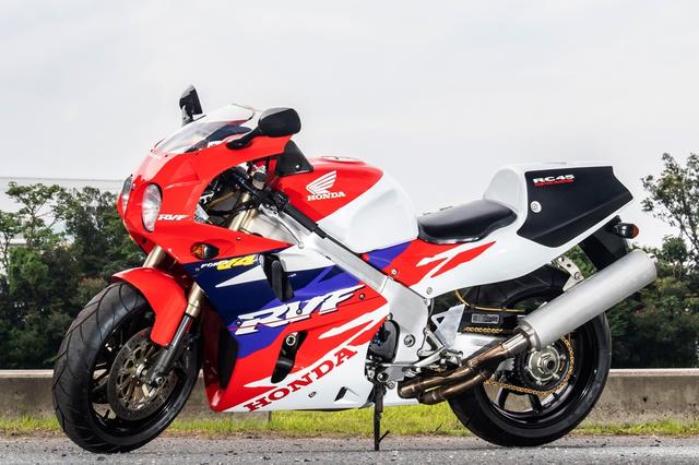 画像: ロットナンバー3:1995 HONDA RVF750R / RC45 予想落札価格¥2,500,000 - ¥3,500,000 スーパーバイクレギュレーションに合わせて登場したホモロゲーションモデル。なおこの車両の走行距離は6,370kmとのことです。 bhauction.com