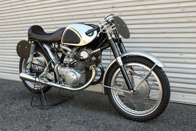 画像: ロットナンバー14:1964 HONDA DREAM SUPER SPORTS CYB72 予想落札価格 ¥1,800,000 - ¥2,800,000 ホンダの250cc初の"CB"であるCB72に、純正レースキット・・・俗にいうY部品を組み込んだ車両は、CYB72と呼ばれている。この車両は、Y部品以外にもスプロケット式カムチェーンテンショナーや軽量クランクなどが組み込まれているとのことです。 bhauction.com