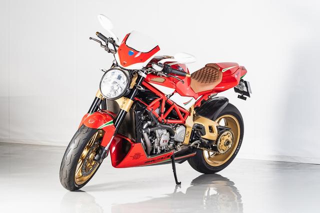 画像: ロットナンバー6:2009 MV AGUSTA BRUTALE 1078RR 予想落札価格 COMING SOON MVアグスタのスーパースポーツモデル、F4-1000系をベースとしたネイキッドマシン。元々高価なマシンであるブルターレに、全身カスタムペイントを施し、ゲルシートを与えるなどのカスタマイズされた特別な個体です。 bhauction.com