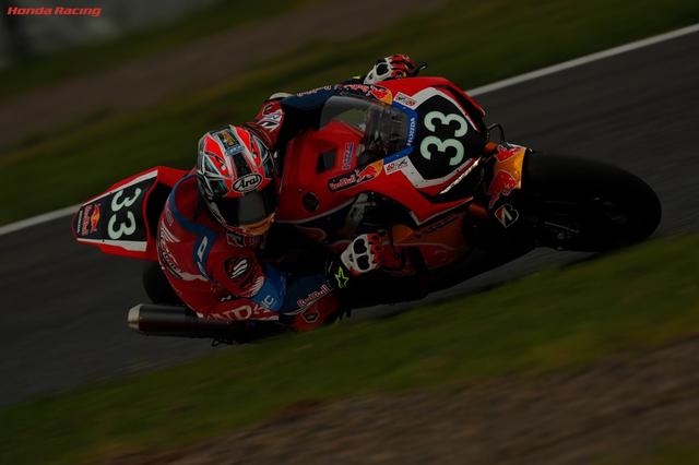 画像: レッドブルホンダのエースとして参戦した高橋巧は、最後の2スティントを連続走行。チーム内で最も安定して速い彼に、チームは8時間の戦いの締めくくりを託したのですが・・・。 www.honda.co.jp