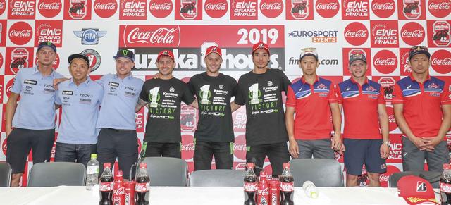 画像: 暫定結果の変更後、記者会見で撮影された上位3チーム。左から2位ヤマハ・ファクトリー・レーシング・チームのマイケル・ファン・デル・マーク、中須賀克行、アレックス・ローズ。優勝したKRTのレオン・ハスラム、ジョナサン・レイ、トプラック・ラズガットリオグル。そして3位のレッドブルホンダの高橋巧、ステファン・ブラドル、清成龍一。 www.fimewc.com