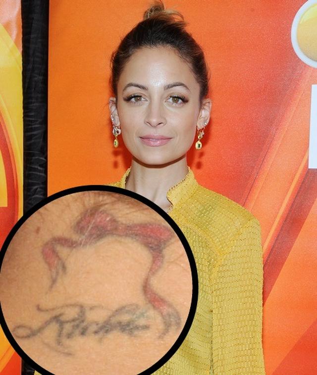 画像: アリアナ、アルバ、ヴァネッサ…女性セレブたちのうなじタトゥー集
