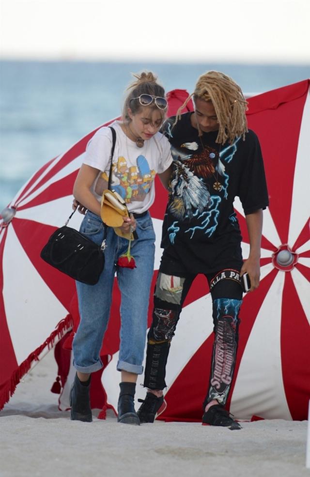 画像2: ビーチでキスやハグの嵐