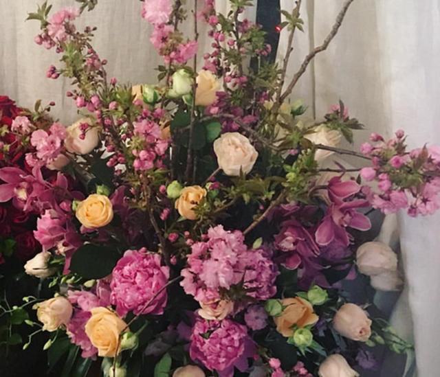 画像: テイラーがジジに贈った花。