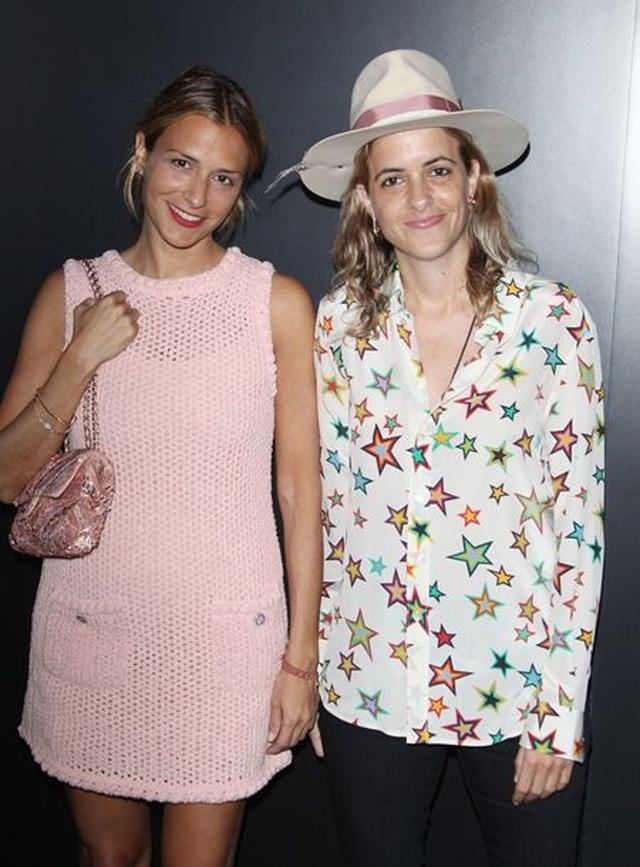 画像: 2016年9月、デザイナーである双子の姉シャーロット・ロンソン(左)と共にChanelのショーに出席。